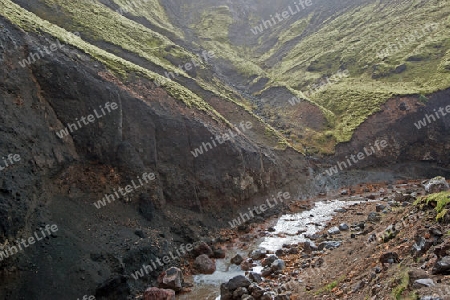 Der S?dwesten Islands, Gletscherflu? vor Vulkan-Kulisse in Landmannalaugar