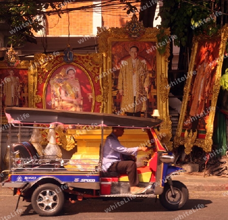 Ein Bild des Koenig Bhumibol Adelyadej von Thailand ist in der Hauptstadt von Bangkok allgegenwertig.