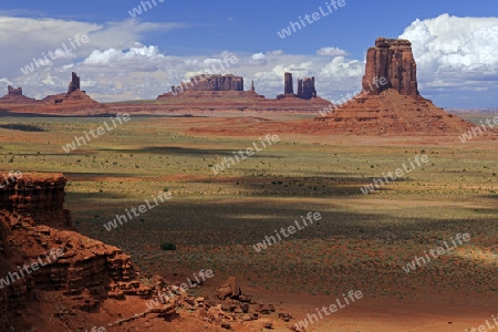 Blick durch das " North Window" auf die Buttes im Monument Valley, Arizona, USA