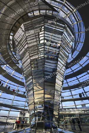 Innenraum mit verspiegelter Mittels?ule der Reichstagskuppel, Reichstag Berlin, Architekt Sir Norman Foster, Berlin, Deutschland, Europa