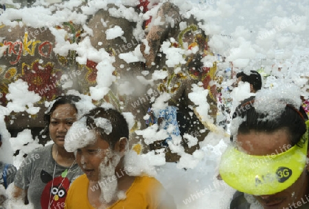 Das Songkran Fest oder Wasserfest zum Thailaendischen Neujahr ist im vollem Gange in Ayutthaya noerdlich von Bangkok in Thailand in Suedostasien.  