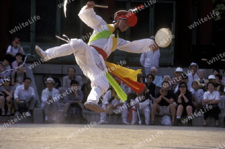 Eine Traditionelle Koreanische Tanzshow im Zentrum in der Hauptstadt Seoul in Suedkorea in Ost Asien.