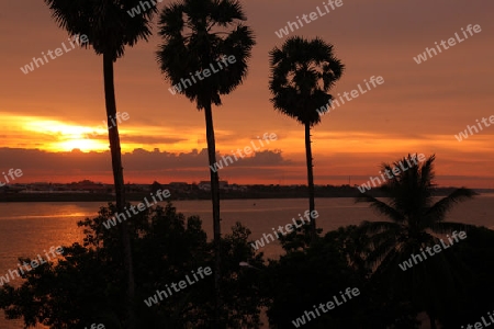 Die Landschaft des Grenzfluss Mekong River in Stadt Tha Khaek in zentral Laos an der Grenze zu Thailand in Suedostasien.