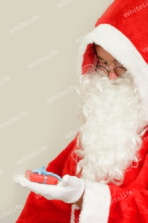 Nikolaus mit Geschenk auf hellem Hintergrund