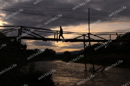 Eine Holzbruecke am Mae Nam Pai River in Pai im norden von Thailand in Suedostasien.