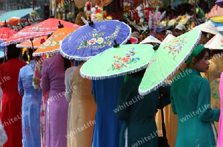 Menschen mit Papierschirmen an der Festparade beim Bun Bang Fai oder Rocket Festival in Yasothon im Isan im Nordosten von Thailand. 