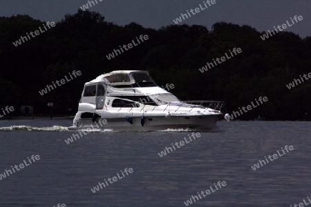 motorboot auf einem see