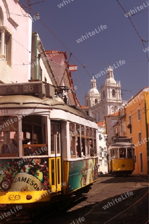 Ein Tram in der  Altstadt von Alfama in der Innenstadt der Hauptstadt Lissabon in Portugal.    