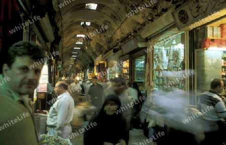 Auf dem Souq oder Markt in der Altstadt von Aleppo in der Hauptstadt von Syrien.