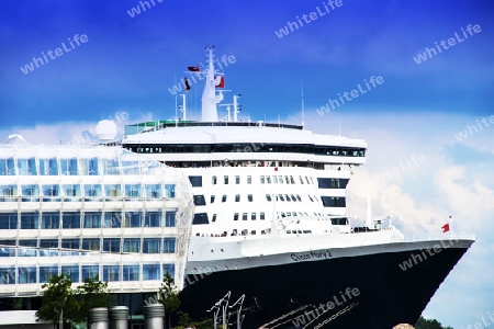 Queen Mary 2 in Hamburg, mit  Marco Polo Tower 