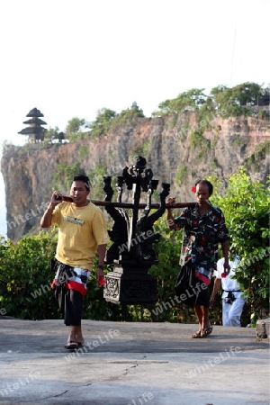 Asien, Suedost, Indonesien, Bali, Insel, Ulu Watu, Tempel, Kultur, Architektur, Abend, Mann, Arbeit, Traeger,   (Urs Flueeler) 