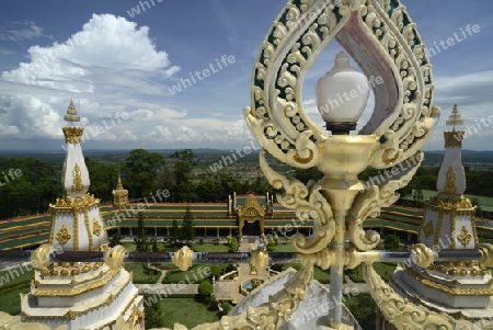 Der Grosse Tempel oder Chedi Phra Maha Chedi Chai Mongkhon auf einem Huegel bei Roi Et in der Provinz Roi Et nordwestlich von Ubon Ratchathani im nordosten von Thailand in Suedostasien.