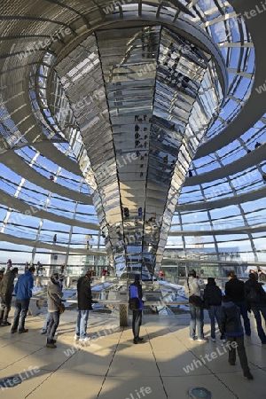 Innenraum mit verspiegelter Mittels?ule der Reichstagskuppel, Reichstag Berlin, Architekt Sir Norman Foster, Berlin, Deutschland, Europa