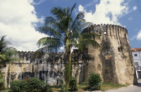 Die Altstadt Stone Town mit dem Old Fort in der Hauptstadt Zanzibar Town auf der Insel Zanzibar welche zu Tansania gehoert.    