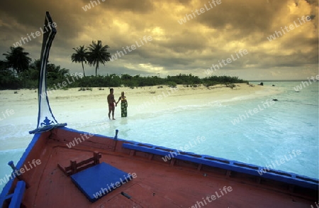 
Auf einem Dhoni Segelschiff  in der Inselwelt  im Northmale  Atoll auf den Inseln der Malediven im Indischen Ozean.   