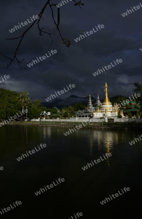 Der Tempel Wat Jong Kham und Jong Klang am See Nong Jong Kham im Dorf Mae Hong Son im norden von Thailand in Suedostasien.