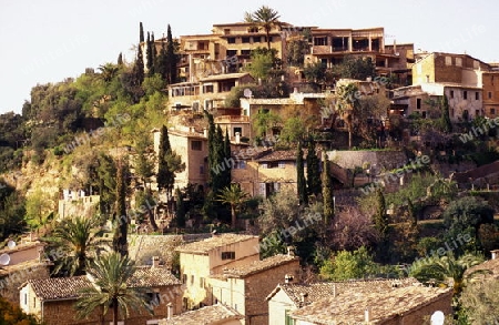 Das Bauerndorf Deia oder Deya mit den alten traditionellen Steinhaeusern im Februar 2005 im nord-westen der Insel Mallorca einer der Balearen Inseln im Mittelmeer.  