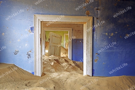 von D?nen und W?stensand eingenommene Wohngebaeude, Arbeitsgebaeude in der ehemaligen Diamantenstadt Kolmanskuppe, Kolmanskop, heute eine Geisterstadt bei L?deritz, Namibia , Afrika