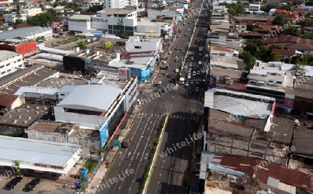 Die sicht auf die Stadt Ubon Rachathani im Isan beim Anflug von Chiang mai nach Ubon im Nordosten von Thailand. 