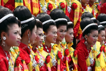 Eine traditionelle Tanz Gruppe zeigt sich an der Festparade beim Bun Bang Fai oder Rocket Festival in Yasothon im Isan im Nordosten von Thailand. 