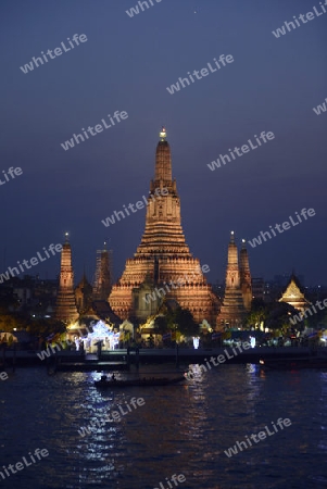 Die Tempelanlage des Wat Arun am Mae Nam Chao Phraya River in der Hauptstadt Bangkok von Thailand in Suedostasien.