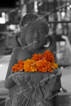 Statue Bali mit Bl?ten orange