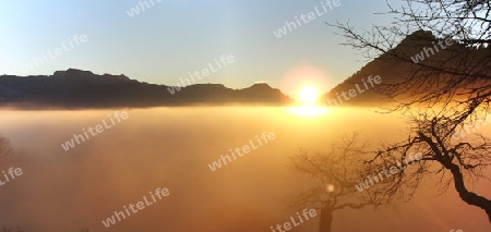 Sonnenuntergang ?ber dem Nebel