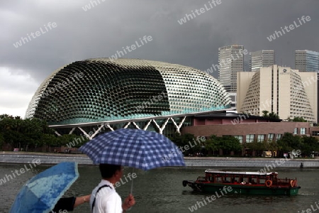 Das Esplanade Theater an der Marina Bay und der Merlion Brunnen von Singapur im Inselstaat Singapur in Asien. 