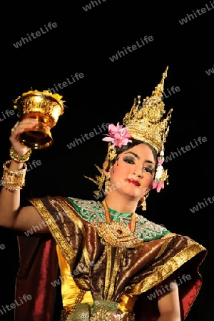 Traditionelle Taenzerinnen tanzen in einem Park in Chiang Mai im Norden von Thailand. 