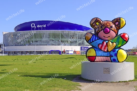 Best Buddies Friendship Bear vor O2 World in Berlin Mitte, gestaltet von Romero Britto, gespendet von der Eunice Kennedy Shriver Stiftung 2011, Deutschland, Europa, oeffentlicherGrund