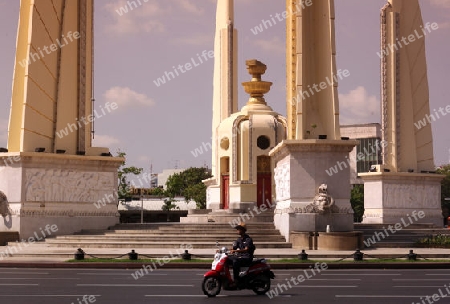 Das Democracy Monument im Historischen Zentrum der Hauptstadt Bangkok in Thailand. 