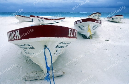 Der Strand mit Boot von Tulum am Karibischen Meer im Staat Quintana Roo auf der Halbinsel Yuctan im sueden von Mexiko in Mittelamerika.    