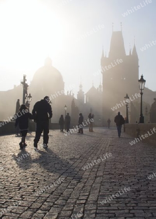 Prag - Karlsbr?cke im Nebel am morgen