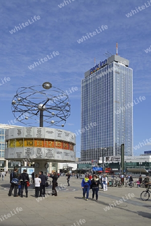 Weltzeituhr und Park Inn Hotel am Alexanderplatz, Berlin, Mitte, Deutschland, Europa, oeffentlicherGrund