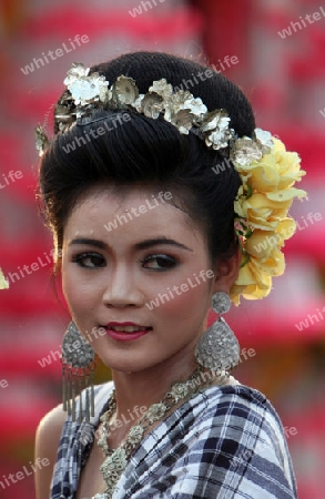 Eine traditionelle Tanz Gruppe zeigt sich an der Festparade beim Bun Bang Fai oder Rocket Festival in Yasothon im Isan im Nordosten von Thailand. 