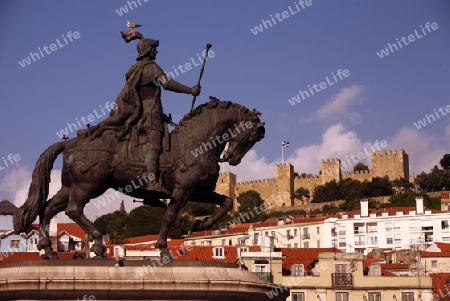 Das Reiter Denkmal auf dem Praca da Figuera mit der Burg  in der Innenstadt der Hauptstadt Lissabon in Portugal.       