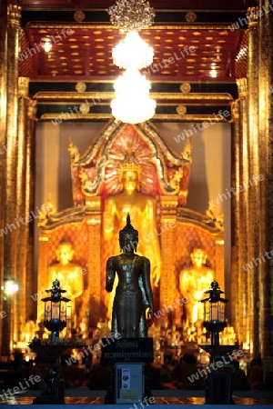 Die Architektur des Wat Chedi Luang Tempel in Chiang Mai im Norden von Thailand.
