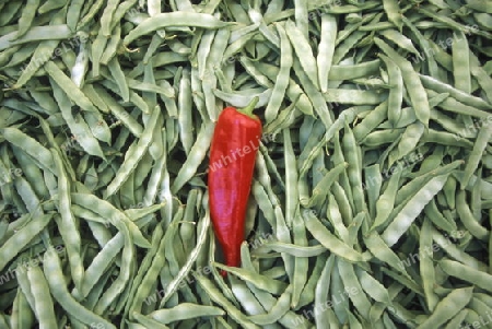 Bohnen und eine Pepperoni auf einem Gemuesemarkt in der Altstadt von Istanbul, Tuerkei.