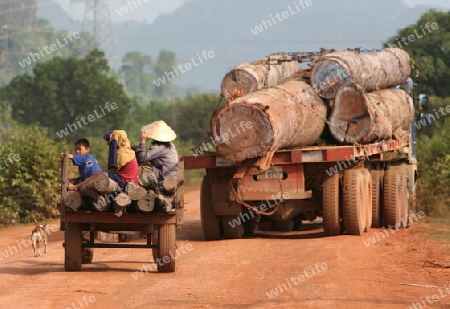 Die Landstrasse 12 beim Dorf Mahaxai Mai von Tham Pa Fa unweit der Stadt Tha Khaek in zentral Laos an der Grenze zu Thailand in Suedostasien.