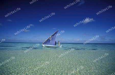 
Der Traumstrand mit einem Segelboot und weissem Sand an der Insel Velavaru im Southmale Atoll auf den Inseln der Malediven im Indischen Ozean. 