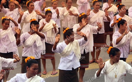 Eine traditionelle Tanz Gruppe zeigt sich an der Festparade beim Bun Bang Fai oder Rocket Festival in Yasothon im Isan im Nordosten von Thailand. 