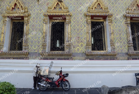 Die Tempelanlage des Wat Arun am Mae Nam Chao Phraya River in der Hauptstadt Bangkok von Thailand in Suedostasien.