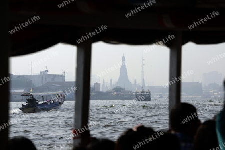 Ein Boot auf dem Mae Nam Chao Phraya River in der Hauptstadt Bangkok von Thailand in Suedostasien.