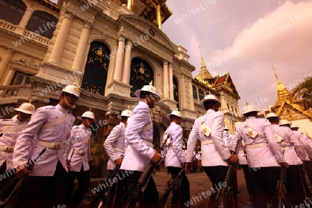 Eine Wachabloesung vor dem Koenigspaslst im Historischen Zentrum der Hauptstadt Bangkok in Thailand. 