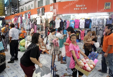 Der Textil Markt Pratunam beim Siam Square im Zentrum von Bangkok der Hauptstadt von Thailand in Suedostasien.  