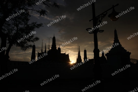 Das Tempelgelaende in der Abendstimmung mit dem Wat Phra Keo beim Koenigspalast im Historischen Zentrum der Hauptstadt Bangkok in Thailand. 