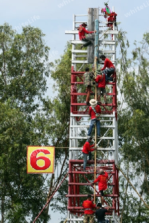 Eine Rakete wird zum Start bereitgemacht beim Bun Bang Fai oder Rocket Festival in Yasothon im Isan im Nordosten von Thailand. 