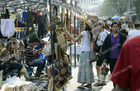 Der Markt bei einem Fest beim Santichaiprakan Park am Mae Nam Chao Phraya in der Hauptstadt Bangkok von Thailand in Suedostasien.