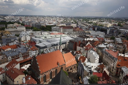 Die Altstadt mit der Vansu Bruecke und dem Dom sowie dem Fluss Daugava aus Sicht der Aussichtsterasse des Sozialistischen Hochhaus Akademie der Wissenschaften im Stadtteil Little Moskow in Riga, Lettland  