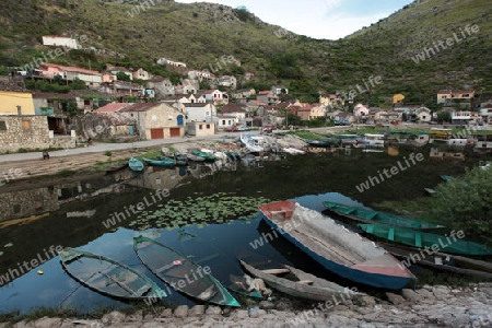 Das Fischerdorf Vranjina am Skadarsee in Montenegro im Balkan in Europa.